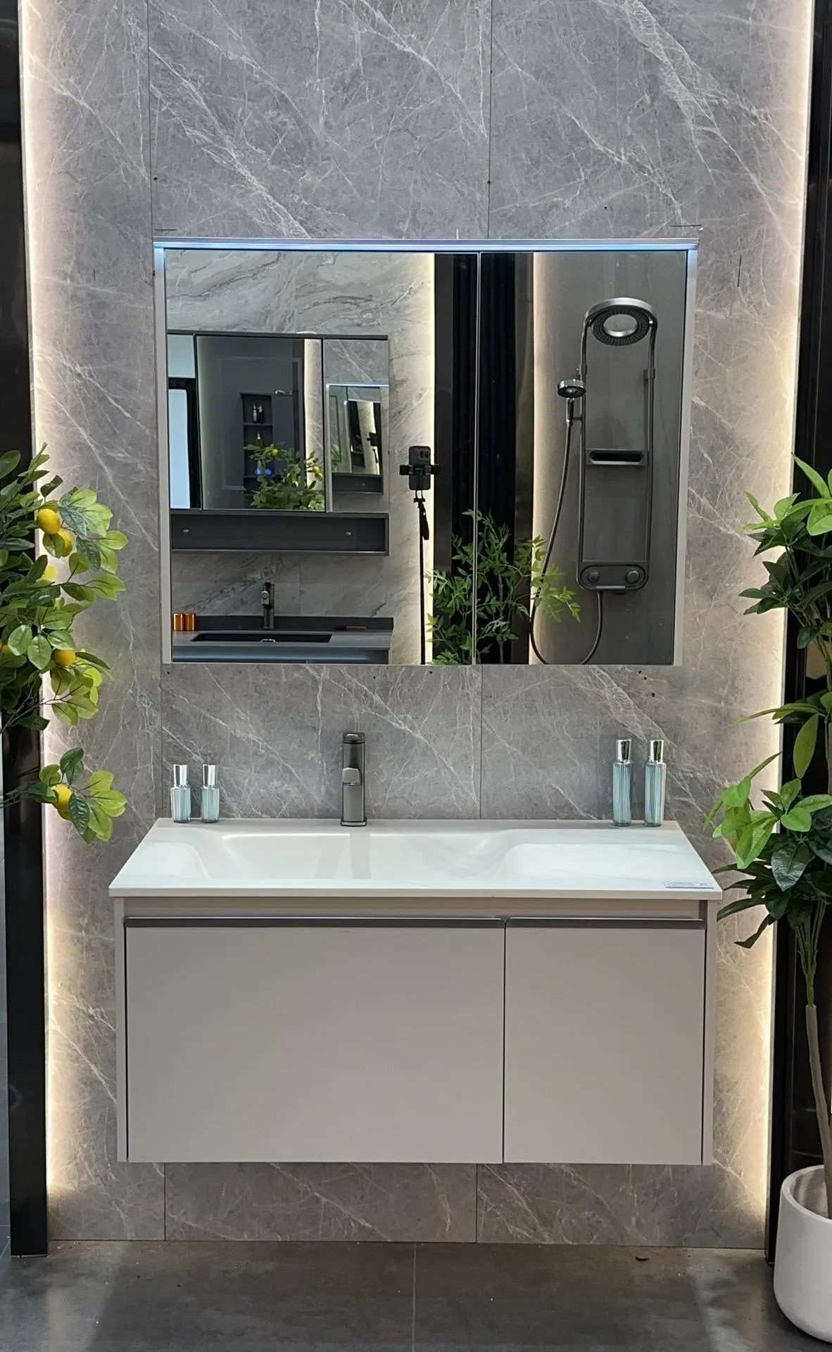 Lume 100 vanity: generous one-piece sintered stone counter with basin and anti-fog smart LED mirror.