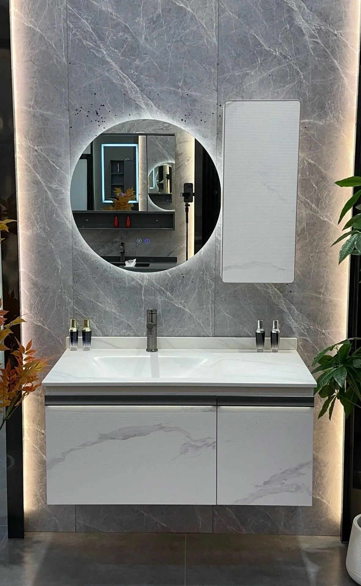 Ombra 80 vanity: light one-piece sintered stone basin against a dark wall-hung cabinet for a high-contrast bathroom.